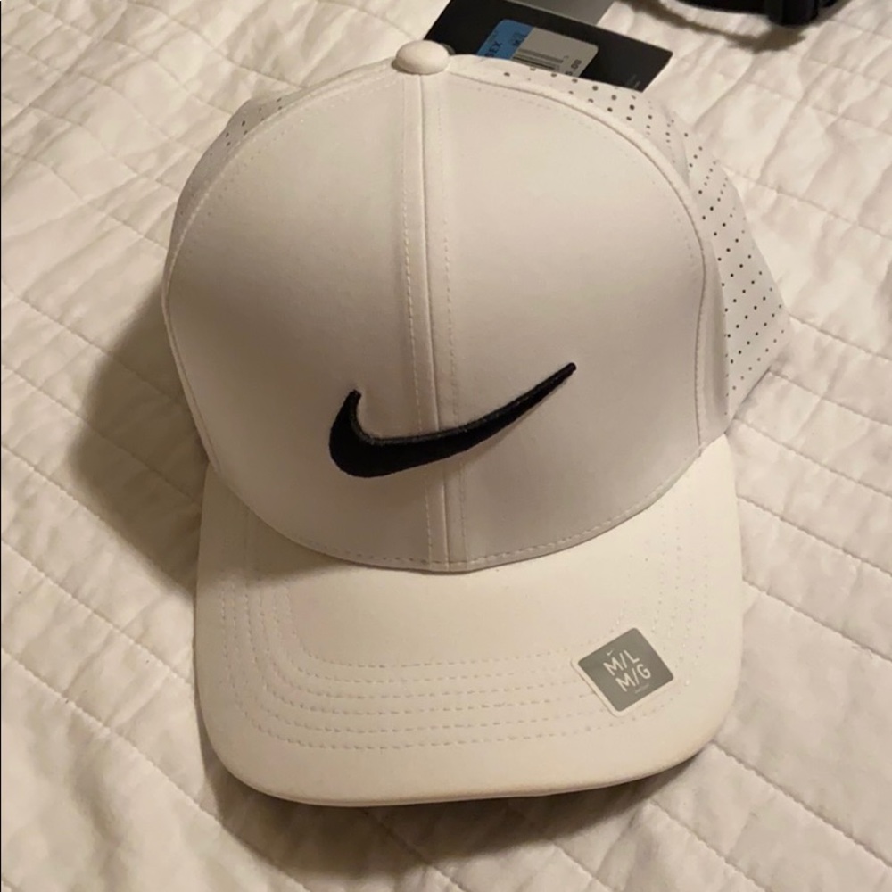 White nike golf hat